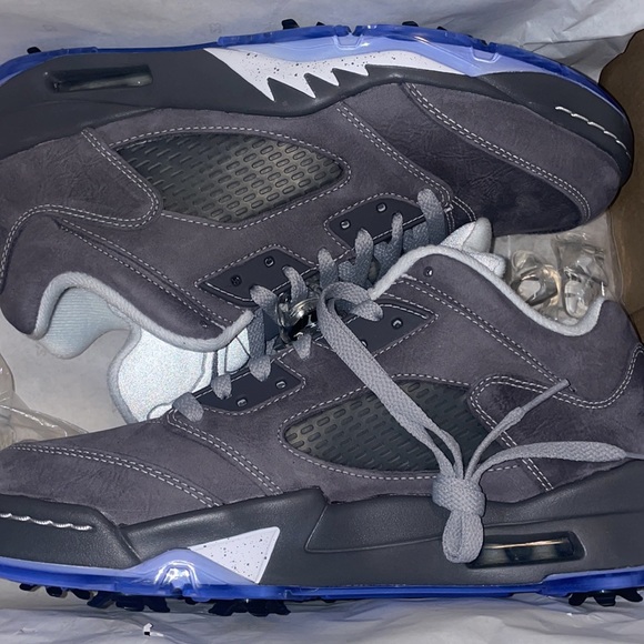 Jordan V Low Golf - Picture 2 of 5